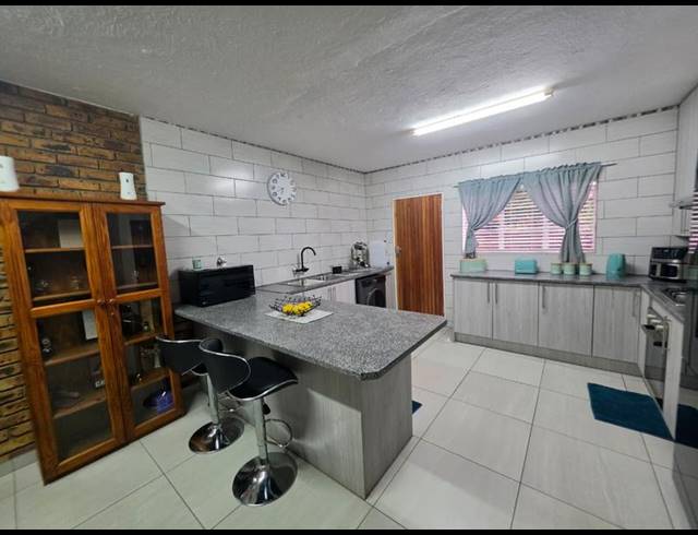 2 BEDROOM TOWNHOUSE FOR SALE IN BRACKENHURST